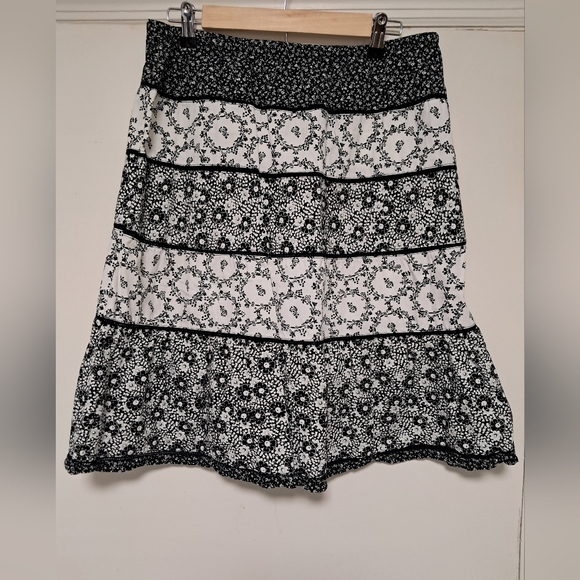 Large black and white skirt from At Last & Company - Picture 6 of 6